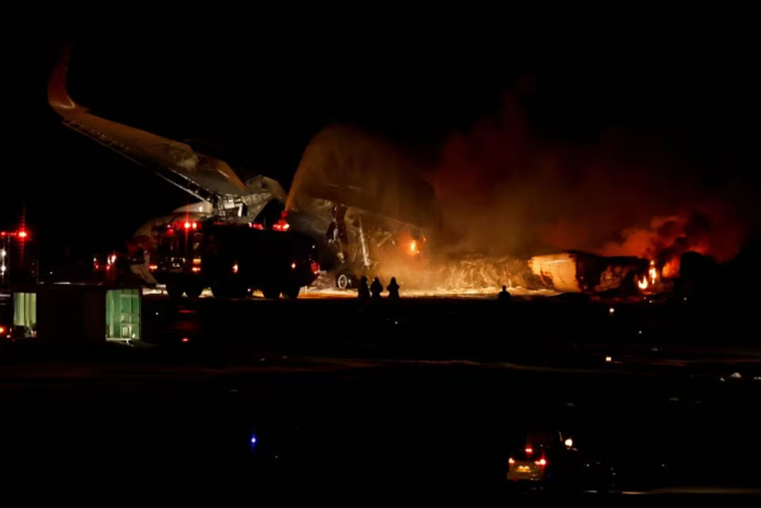 Petugas pemadam kebakaran bekerja di pesawat Japan Airlines A350 yang terbakar di Bandara Internasional Haneda, Tokyo (Reuters/Issei Kato)