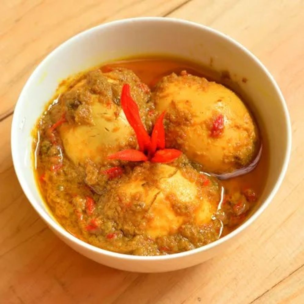 Masak Telur Bumbu Kuning ala Restoran Padang Yuk! Simak Dulu 8 Manfaat Telur Ayam ya