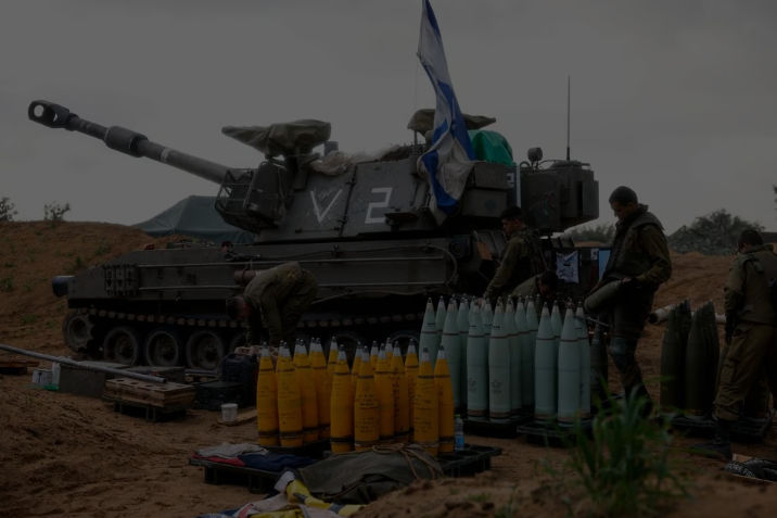 Tentara Israel menyiapkan peluru di dekat unit artileri bergerak, di tengah konflik yang sedang berlangsung antara Israel dan kelompok Islamis Palestina Hamas (Reuters/Amir Cohen)