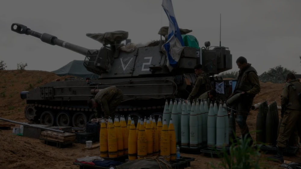 Tentara Israel menyiapkan peluru di dekat unit artileri bergerak, di tengah konflik yang sedang berlangsung antara Israel dan kelompok Islamis Palestina Hamas