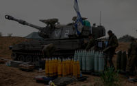Tentara Israel menyiapkan peluru di dekat unit artileri bergerak, di tengah konflik yang sedang berlangsung antara Israel dan kelompok Islamis Palestina Hamas