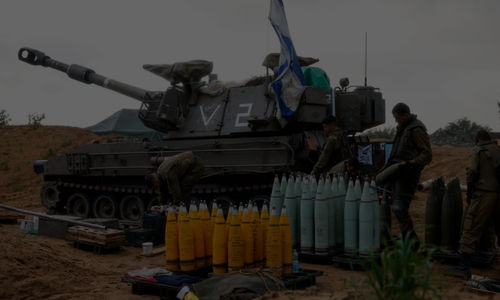 Tentara Israel menyiapkan peluru di dekat unit artileri bergerak, di tengah konflik yang sedang berlangsung antara Israel dan kelompok Islamis Palestina Hamas