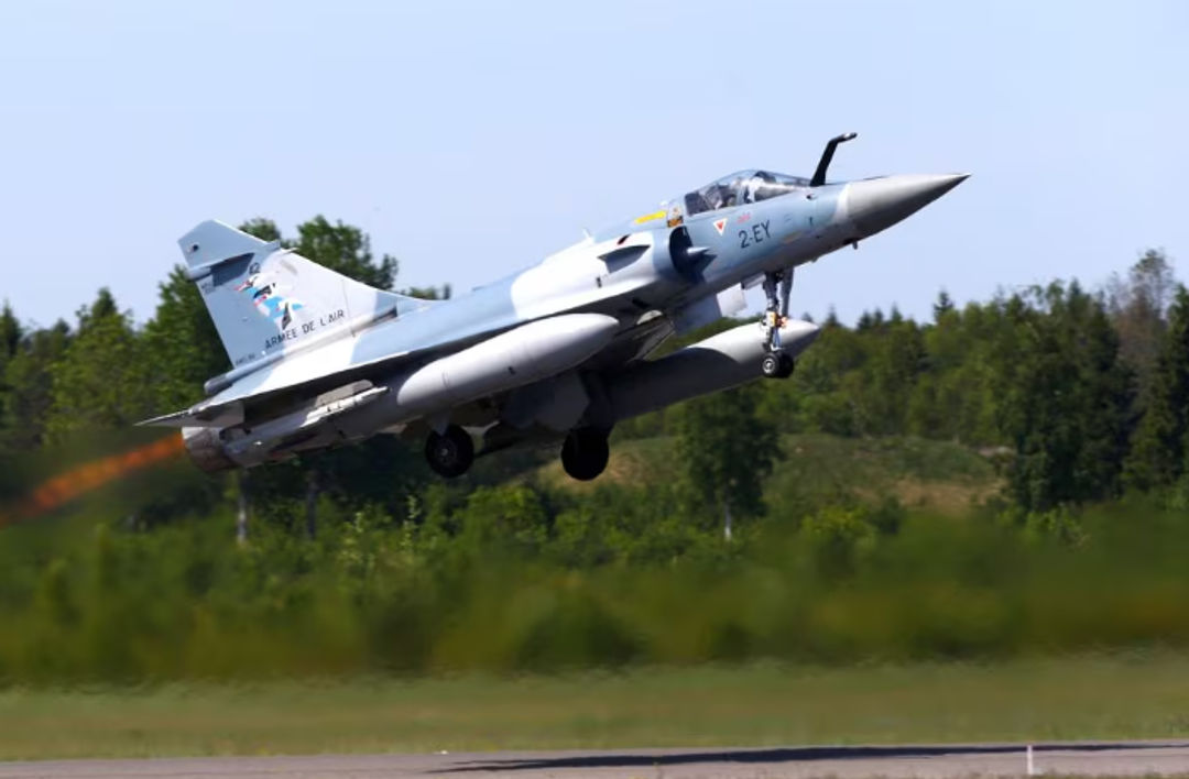 Pesawat tempur Mirage 2000-5 Angkatan Udara Prancis lepas landas selama Misi Pengawasan Udara Baltik NATO di pangkalan udara militer Amari, Estonia (Reuters/Ints Kalnins)