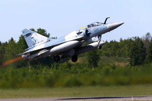 Pesawat tempur Mirage 2000-5 Angkatan Udara Prancis lepas landas selama Misi Pengawasan Udara Baltik NATO di pangkalan udara militer Amari, Estonia