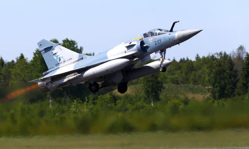 Pesawat tempur Mirage 2000-5 Angkatan Udara Prancis lepas landas selama Misi Pengawasan Udara Baltik NATO di pangkalan udara militer Amari, Estonia
