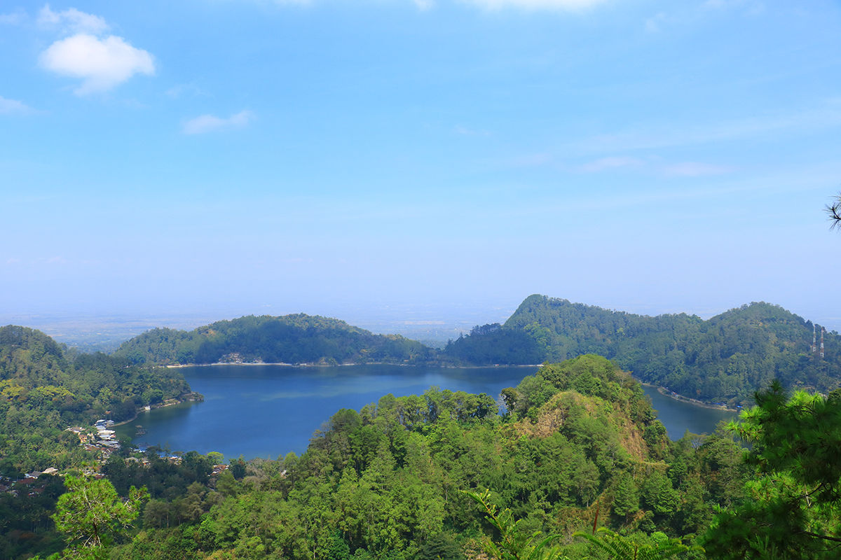 Pemandangan Telaga Ngebel dari atas perbukitan