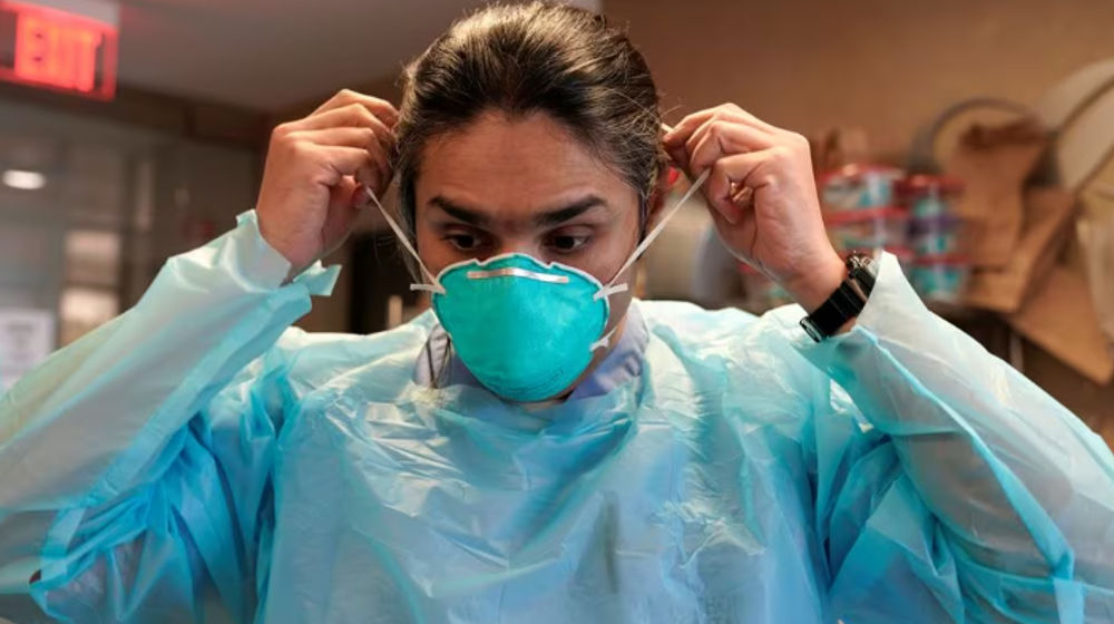 Dr. Syed Naqvi, seorang ahli paru, mengenakan masker N95 sebelum memasuki ICU di Rumah Sakit SSM Health St. Anthony 