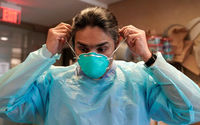 Dr. Syed Naqvi, seorang ahli paru, mengenakan masker N95 sebelum memasuki ICU di Rumah Sakit SSM Health St. Anthony 