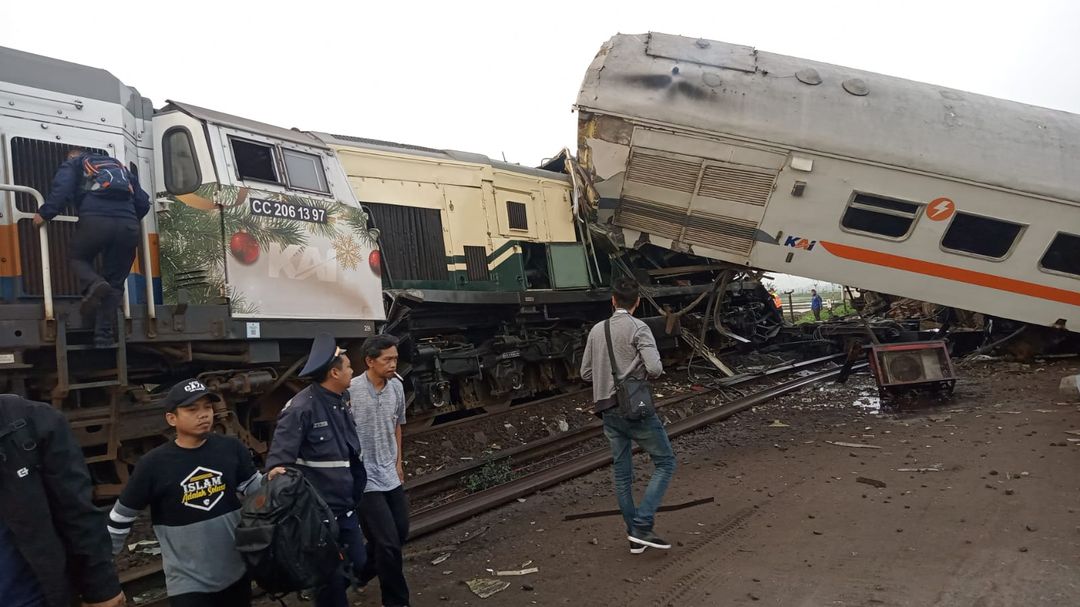 Tabrakan antara KA Turangga dengan KA Commuterline Bandung Raya