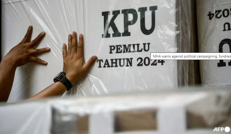 Pejabat mendistribusikan materi pemilih, termasuk kotak suara dan bilik suara yang belum dirakit, di pusat distribusi tingkat kabupaten di Jakarta (AFP/BAY ISMOYO)