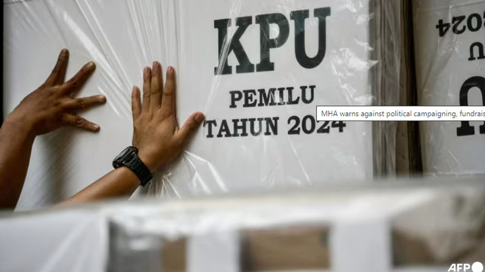 Pejabat mendistribusikan materi pemilih, termasuk kotak suara dan bilik suara yang belum dirakit, di pusat distribusi tingkat kabupaten di Jakarta
