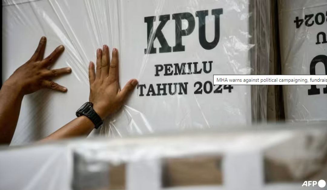 Pejabat mendistribusikan materi pemilih, termasuk kotak suara dan bilik suara yang belum dirakit, di pusat distribusi tingkat kabupaten di Jakarta (AFP/BAY ISMOYO)