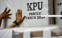 Pejabat mendistribusikan materi pemilih, termasuk kotak suara dan bilik suara yang belum dirakit, di pusat distribusi tingkat kabupaten di Jakarta