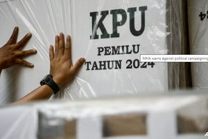 Pejabat mendistribusikan materi pemilih, termasuk kotak suara dan bilik suara yang belum dirakit, di pusat distribusi tingkat kabupaten di Jakarta