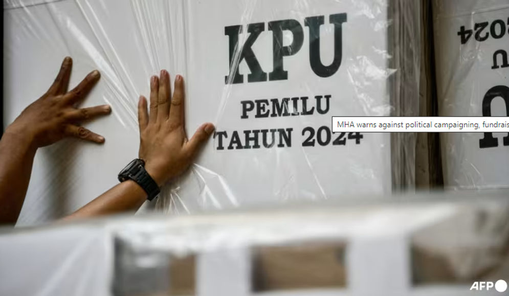 Pejabat mendistribusikan materi pemilih, termasuk kotak suara dan bilik suara yang belum dirakit, di pusat distribusi tingkat kabupaten di Jakarta