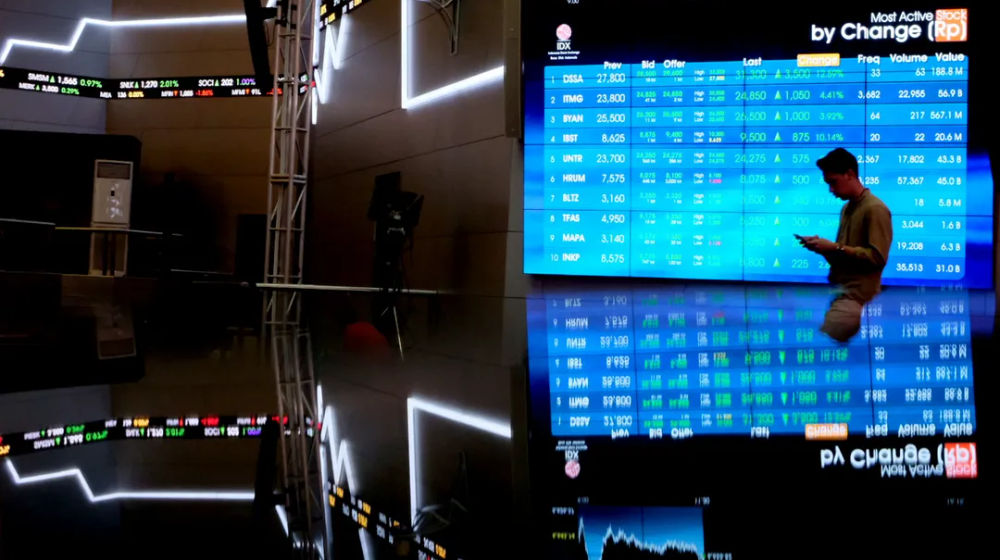 IHSG ditutup melemah dengan koreksi, yakni sekitar 0,12% atau 9,14 poin ke 7.350,62 usai sempat menembus rekor baru di level psikologis 7.400 pada perdagangan akhir pekan, Jumat, 5 Januari 2024