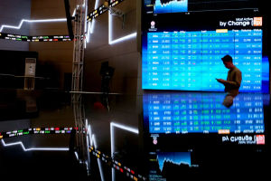 IHSG ditutup melemah dengan koreksi, yakni sekitar 0,12% atau 9,14 poin ke 7.350,62 usai sempat menembus rekor baru di level psikologis 7.400 pada perdagangan akhir pekan, Jumat, 5 Januari 2024