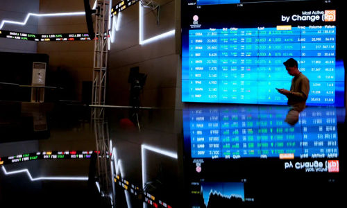 IHSG ditutup melemah dengan koreksi, yakni sekitar 0,12% atau 9,14 poin ke 7.350,62 usai sempat menembus rekor baru di level psikologis 7.400 pada perdagangan akhir pekan, Jumat, 5 Januari 2024