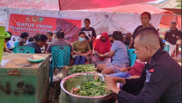 Satuan Brimob Polda NTT Bangun Dapur Umum dan Masak untuk Pengungsi Korban Erupsi Gunung Lewotobi