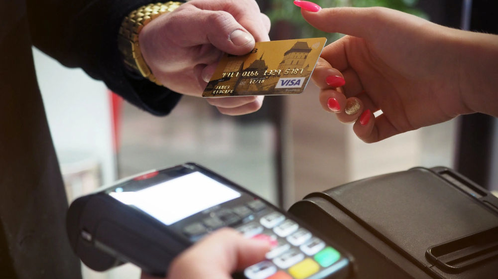 Sementara nilai transaksi kartu kredit bertumbuh secara tahunan, transaksi dengan kartu debit justru mengalami penurunan.
