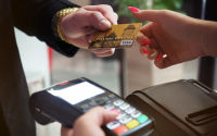 Sementara nilai transaksi kartu kredit bertumbuh secara tahunan, transaksi dengan kartu debit justru mengalami penurunan. 