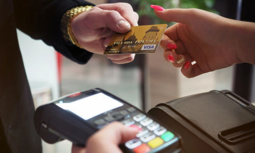 Sementara nilai transaksi kartu kredit bertumbuh secara tahunan, transaksi dengan kartu debit justru mengalami penurunan. 