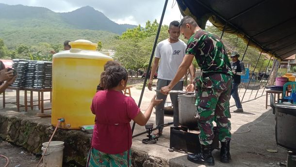 TNI Buka Dapur Umum Untuk Pengungsi Erupsi Lewotobi di SDK Konga