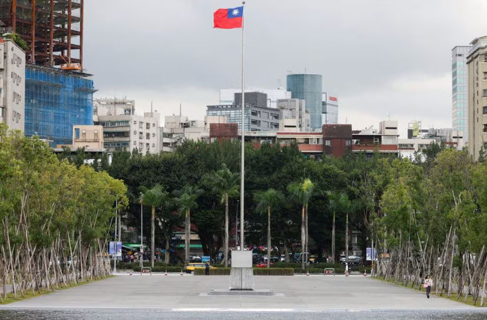Seseorang berjalan di samping bendera Taiwan yang berkibar di luar Balai Peringatan Sun Yat-Sen di Taipei (Reuters/Carlos Garcia Rawlins)