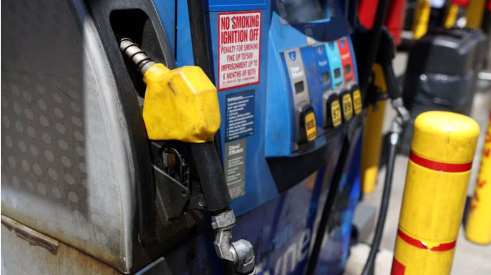 Sebuah pompa terlihat di sebuah pompa bensin di Manhattan, New York City, AS