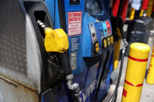 Sebuah pompa terlihat di sebuah pompa bensin di Manhattan, New York City, AS