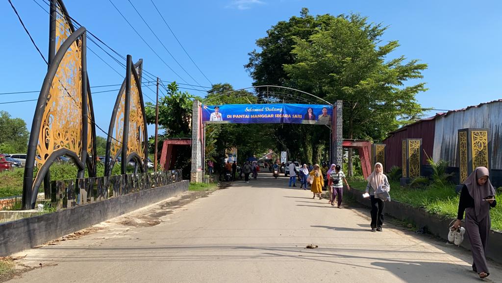 Dinas Pemuda Olahraga dan Pariwisata (Disporapar) Kota Balikpapan melengkapi fasilitas yang ada di Pantai Manggar. Hal ini untuk menarik perhatian wisatawan. 