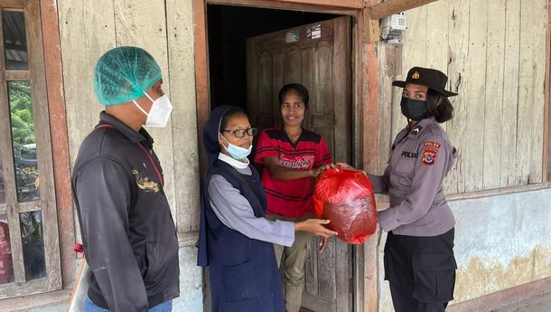 Bersatu dalam Bencana: Personel Polda NTT Berikan Bantuan di Flotim