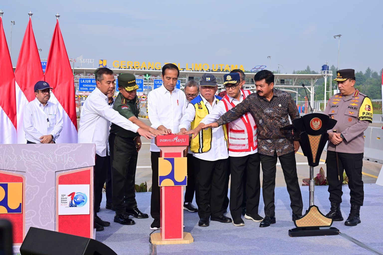 Presiden Jokowi saat meresmikan jalan tol Pamulang-Cinere-Raya Bogor, Senin, 8 Januari 2024, di Gerbang Tol Limo Utara, Kota Depok, Jawa Barat.