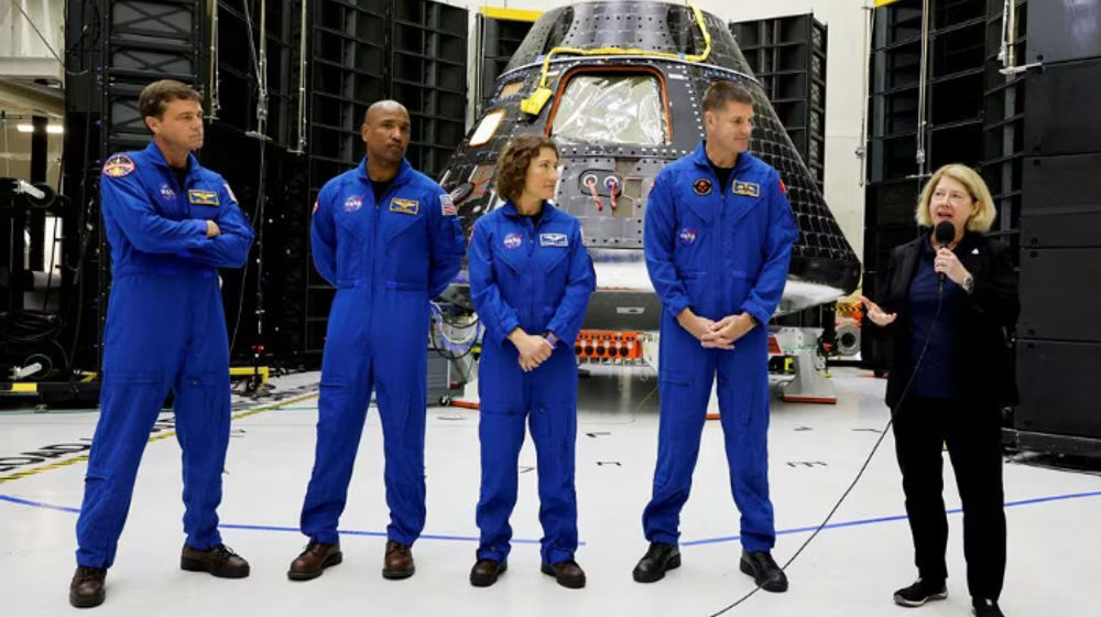 Astronot untuk misi Artemis II NASA berdiri di depan kapsul kru Orion mereka