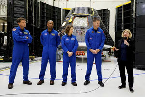 Astronot untuk misi Artemis II NASA berdiri di depan kapsul kru Orion mereka