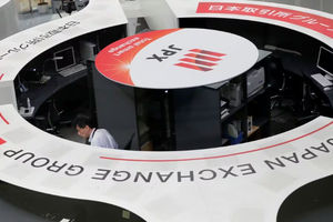 Seorang pria bekerja di Bursa Efek Tokyo setelah pasar dibuka di Tokyo, Jepang