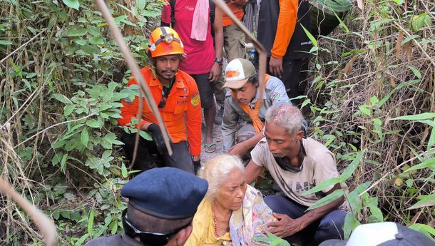 Tim Sar Gabungan Gunung Lewotobi Berhasil Mengevakusi Warga yang Menetap di Kebun