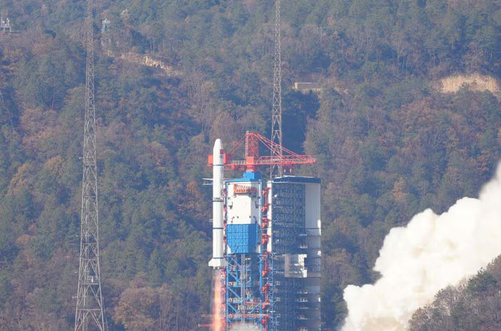 Roket pembawa Long March-2C yang membawa satelit bernama Einstein Probe lepas landas dari Pusat Peluncuran Satelit Xichang di provinsi Sichuan, China (Reuters/cnsphoto)