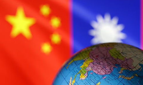Sebuah bola dunia terlihat di depan bendera China dan Taiwan dalam ilustrasi