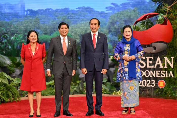 Presiden Filipina Ferdinand Marcos Jr. (Kiri ke-2) dan Ibu Negara Liza Araneta Marcos (Kiri) disambut oleh Presiden Indonesia Joko Widodo (Kanan ke-2) dan Ibu Negara Iriana Widodo di KTT ASEAN di Jakarta pada 5 September 2023 (Reuters/ADEK BERRY)