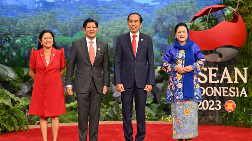 Presiden Filipina Ferdinand Marcos Jr. (Kiri ke-2) dan Ibu Negara Liza Araneta Marcos (Kiri) disambut oleh Presiden Indonesia Joko Widodo (Kanan ke-2) dan Ibu Negara Iriana Widodo di KTT ASEAN di Jakarta pada 5 September 2023