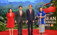 Presiden Filipina Ferdinand Marcos Jr. (Kiri ke-2) dan Ibu Negara Liza Araneta Marcos (Kiri) disambut oleh Presiden Indonesia Joko Widodo (Kanan ke-2) dan Ibu Negara Iriana Widodo di KTT ASEAN di Jakarta pada 5 September 2023