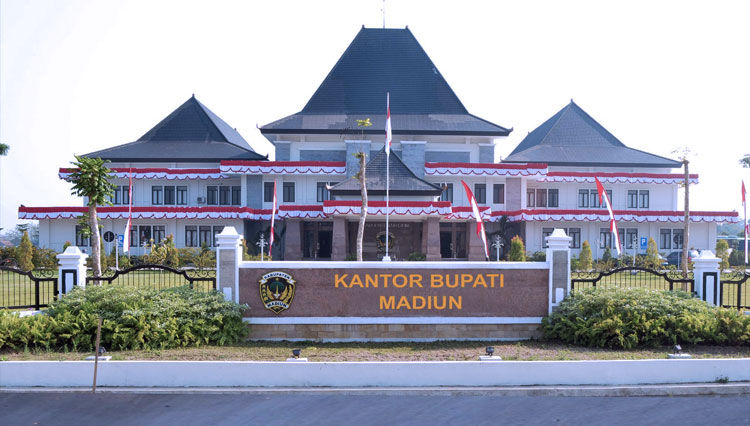 Kantor Bupati Madiun . Pemkab Madiun melakukan hibah untuk pengamanan Pilkada 2024