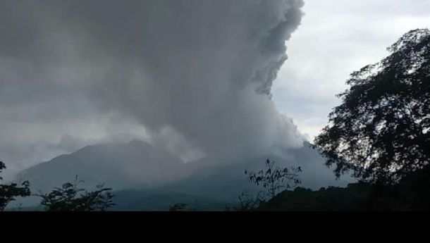 Dampak Erupsi Gunung Lewotobi Laki-laki, Bandara Gewayantana Larantuka Ditutup