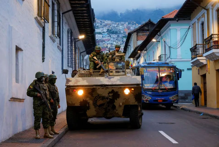 Tentara dengan kendaraan lapis baja berpatroli di pusat bersejarah kota setelah pecahnya kekerasan sehari setelah Presiden Ekuador Daniel Noboa menyatakan keadaan darurat selama 60 hari (Reuters/Karen Toro)