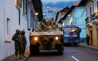 Tentara dengan kendaraan lapis baja berpatroli di pusat bersejarah kota setelah pecahnya kekerasan sehari setelah Presiden Ekuador Daniel Noboa menyatakan keadaan darurat selama 60 hari 