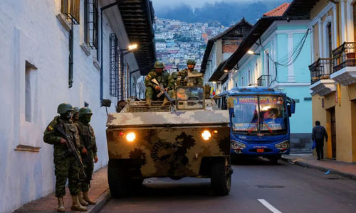 Tentara dengan kendaraan lapis baja berpatroli di pusat bersejarah kota setelah pecahnya kekerasan sehari setelah Presiden Ekuador Daniel Noboa menyatakan keadaan darurat selama 60 hari 