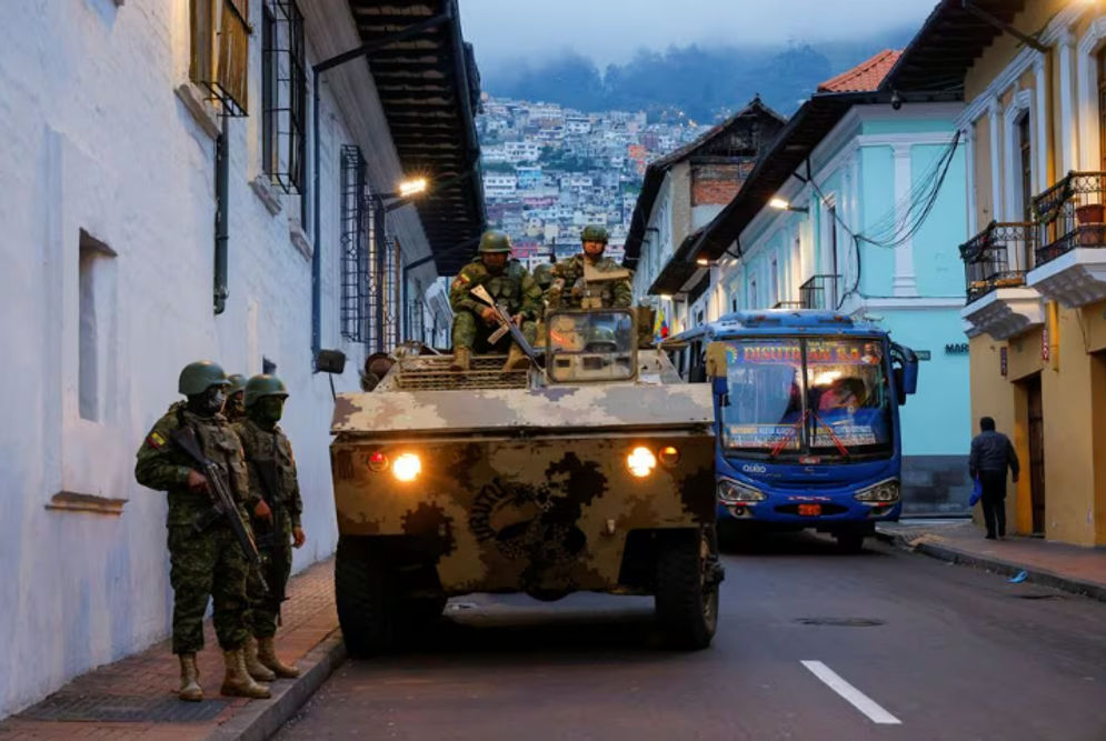 Tentara dengan kendaraan lapis baja berpatroli di pusat bersejarah kota setelah pecahnya kekerasan sehari setelah Presiden Ekuador Daniel Noboa menyatakan keadaan darurat selama 60 hari 