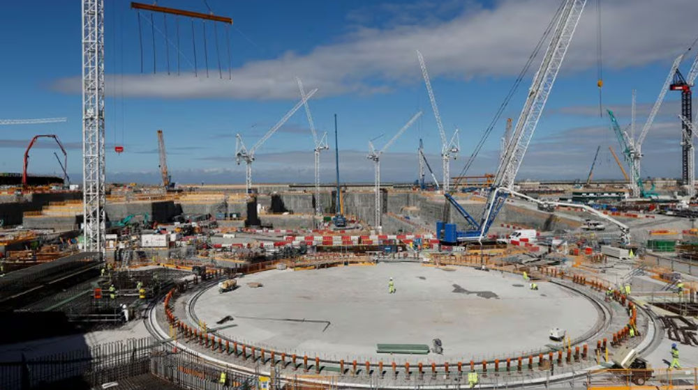 Pekerja di area reaktor nuklir yang sedang dibangun, terlihat di lokasi pembangkit listrik tenaga nuklir Hinkley Point C, dekat Bridgwater