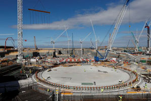 Pekerja di area reaktor nuklir yang sedang dibangun, terlihat di lokasi pembangkit listrik tenaga nuklir Hinkley Point C, dekat Bridgwater (Reuters/Peter Nicholls)